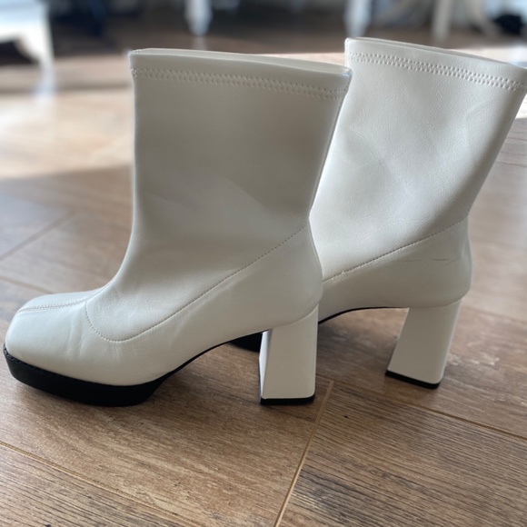 Priscilla Presley costume - Picture 3 of 3